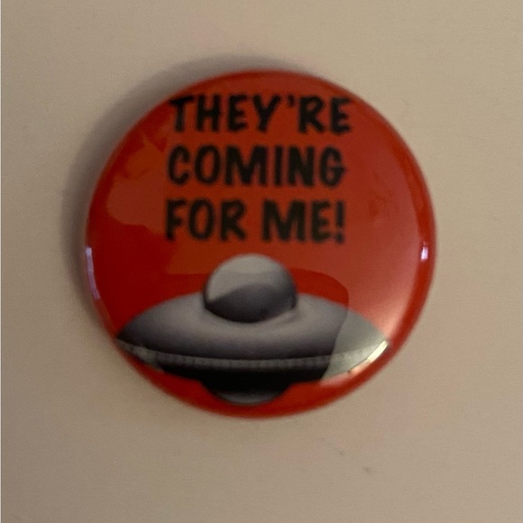 They’re Coming For Me UFO Button Pin - Picture 1 of 3